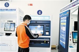12月7日，海口交警支队龙华大队交通管理服务站内，工作人员正在操作机动车驾驶证制证一体机。 本报记者 石中华 摄