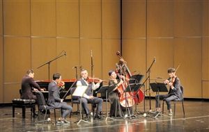 12月12日，黑鲸室内乐团音乐会在海口湾演艺中心举行。 本报记者 苏弼坤 通讯员 喻路 摄