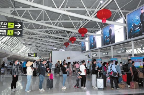 旅客在排队接受安检。三亚日报记者 李少云 摄