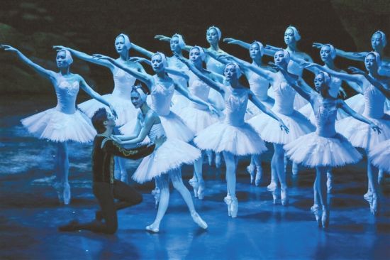 1月22日，芭蕾舞剧《天鹅湖》在海南省歌舞剧院精彩上演。李天平 摄