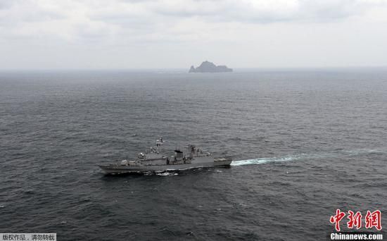 资料图：韩国“独岛日”当天，韩国在“独岛”(日本称“竹岛”)周边海域举行联合防御军演。