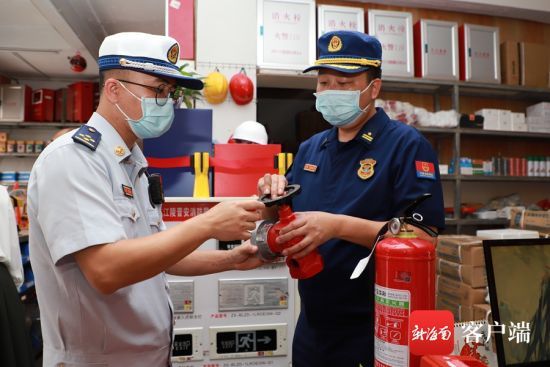 3月15日，三亚市消防救援支队、三亚市市场监督管理局联合开展消防产品质量监督专项检查工作，严厉打击假冒伪劣消防产品。
