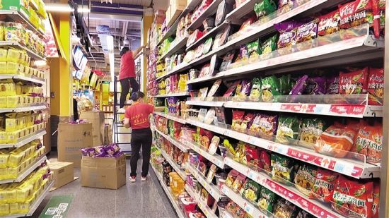 超市工作人员下架酸菜系列方便面。