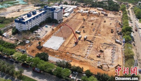  三亚市方舱医院项目医疗区为两期同步建设，目前医疗区二期正在建设中　中建三局供图