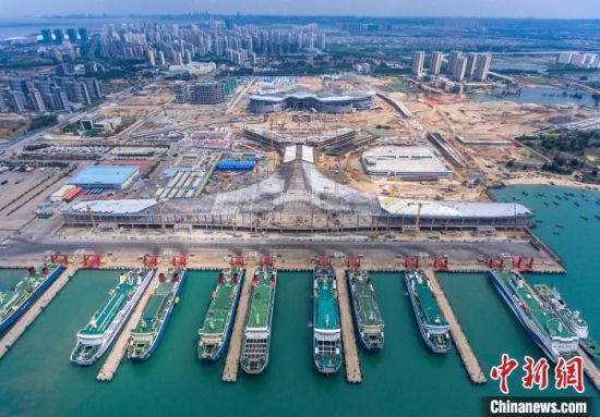 2022年3月25日，航拍正在建设中的海口新海滚装码头客运综合枢纽站项目。(资料图) 骆云飞 摄
