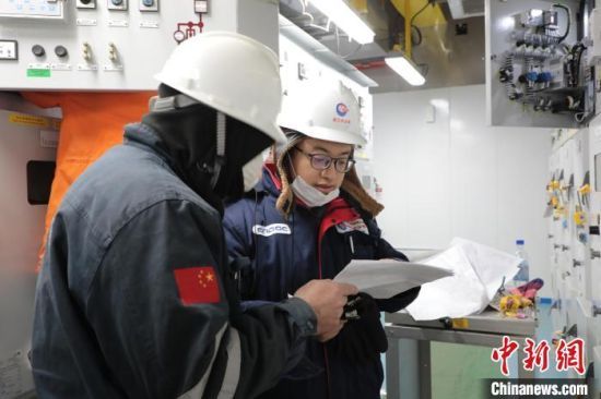 2021年1月1日，青年员工正在高压配电间逐一核对接电线路。　中国海油海南分公司供图