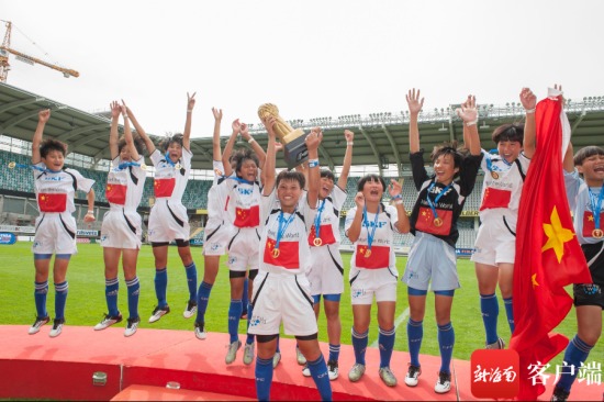 琼中女足在2015年“哥德堡杯”世界青少年足球锦标赛中获得U12女子组冠军。琼中女足供图