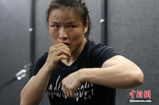 资料图：2020年6月15日，UFC女子草量级世界冠军张伟丽在上海UFC训练中心进行了一场2小时的媒体公开训练。图为进行挥拳训练。 张亨伟 摄