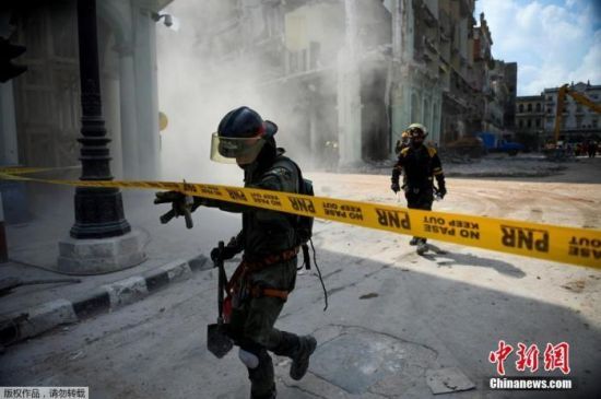 当地时间5月6日，位于古巴哈瓦那老城区的萨拉托加酒店发生剧烈爆炸。图为搜救人员在废墟附近。
