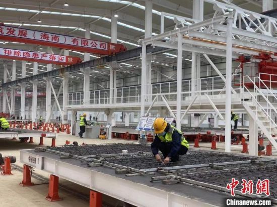 位于海南临高县的生产基地内，工人进行装配式建筑材料的生产。　王子谦　摄