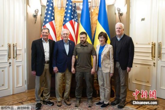 当地时间5月14日，美国国会参议院共和党领袖麦康奈尔(左二)率代表团在乌克兰首都基辅与乌总统泽连斯基会面。