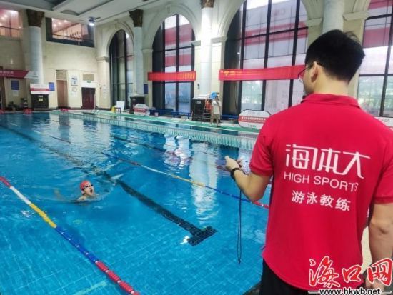 海口市海体大游泳培训机构成功举办首届CSEA游泳等级考评。刘飞摄