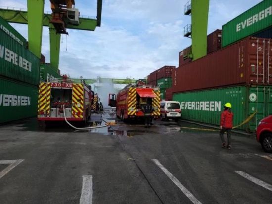 台湾高雄港79号码头今天凌晨发生货柜倒塌，盐酸从货柜中流出，冒出刺鼻浓烟。台湾《联合报》图。