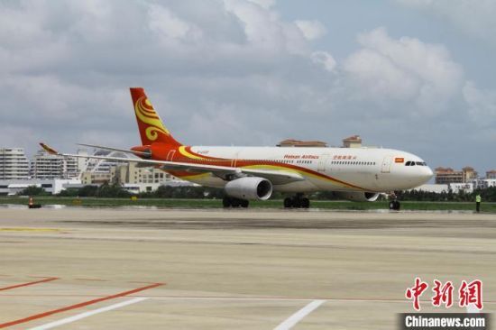  5月23日，首个护送援沪医疗队医务人员返琼的包机航班HU8520抵达三亚凤凰机场。　海南航空供图