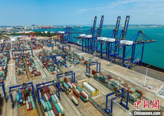 洋浦港增速连续两年在全国百万标箱级海港中排名第一。　骆云飞　摄