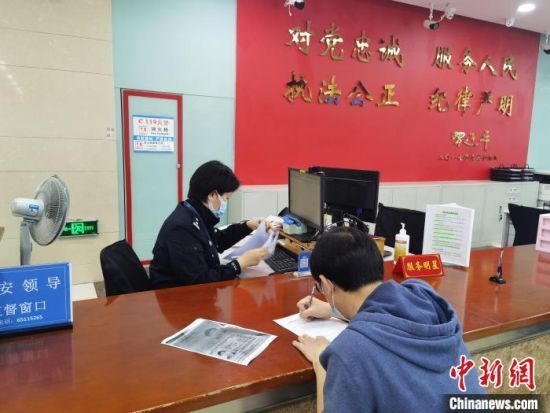 香港居民李先生因“回乡证”遗失，于2022年5月27日在苏州市姑苏区政务服务中心出入境窗口申请补发。　中华人民共和国出入境管理局供图