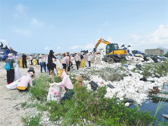 万宁开展“净滩护海”行动，组织清理老爷海白色泡沫箱垃圾。