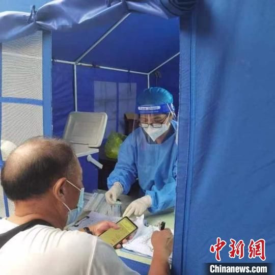  海南省人民医院发热门诊医护人员正在进行分诊。　海南省人民医院供图
