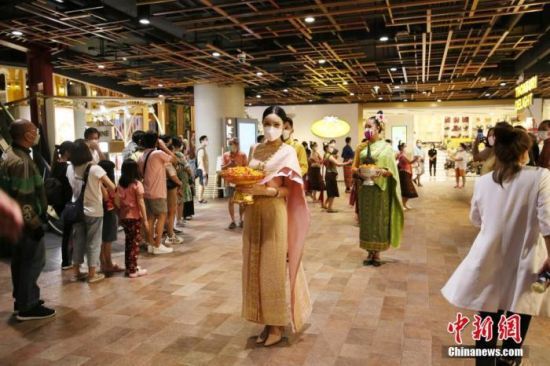 2022年泼水节期间泰国曼谷一知名商场内举行敬佛表演。由于疫情原因，泰国政府规定泼水节不得进行泼水、相互抹粉等活动，但可以举行传统文化活动。中新社记者 王国安 摄