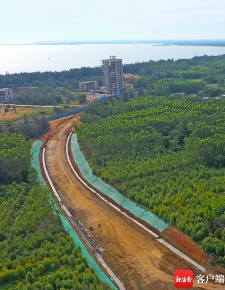 海南环岛旅游公路临高境内的路基。记者汪承贤摄