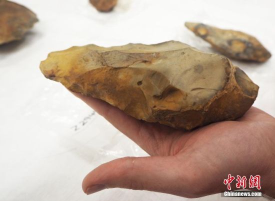 当地时间2022年6月22日，英国伦敦，剑桥大学考古系与人类学博物馆发布未注明日期的图片，展示了一件手斧工艺品。从坎特伯雷郊区发掘出60万年前的人类遗迹，该地被认为是英国最早的人类家园。图片来源：视觉中国
