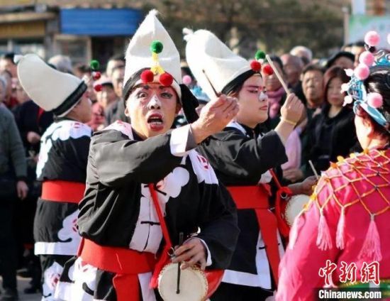 秧歌是集歌、乐、舞、武术四位一体的综合型群众文化艺术。(资料图片) 孝义市新闻办供图