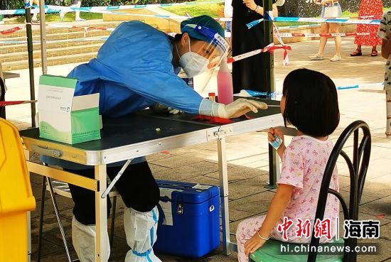 7月17日，医务人员在海口紫金花园为市民做核酸采样。 关向东 摄