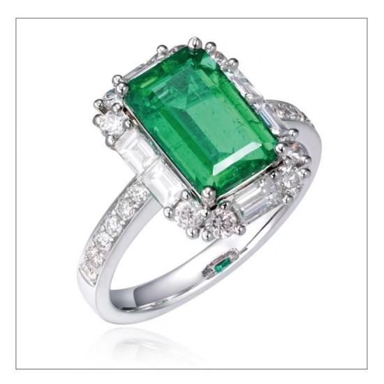 将拍卖的LOT 129 K金镶祖母绿戒指。