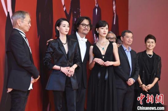 《智齿》剧组出席第四十届香港电影金像奖，左二为刘雅瑟。　李志华 摄