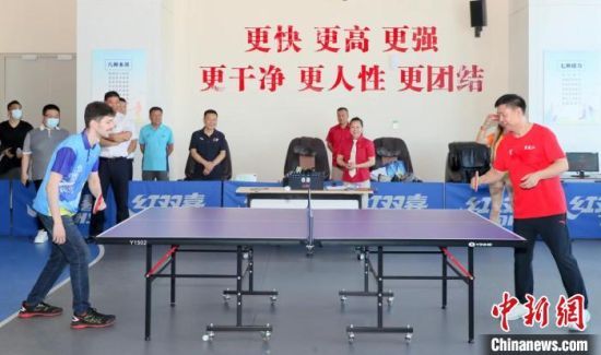 俄罗斯来宾体验乒乓球运动。　黑龙江省体育局供图