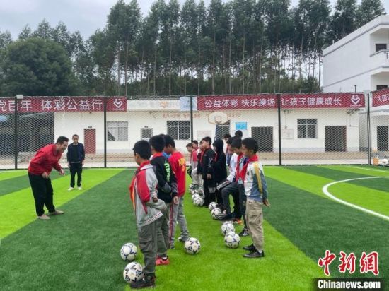 资料图：广西乡村学校开展体育培训。　黄令妍　摄