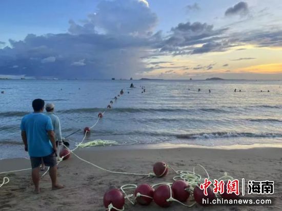工作人员投放浮球绳 王欣欣供图