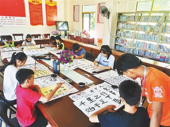 南开村学子在上书法兴趣班。 本报记者 曾毓慧 摄