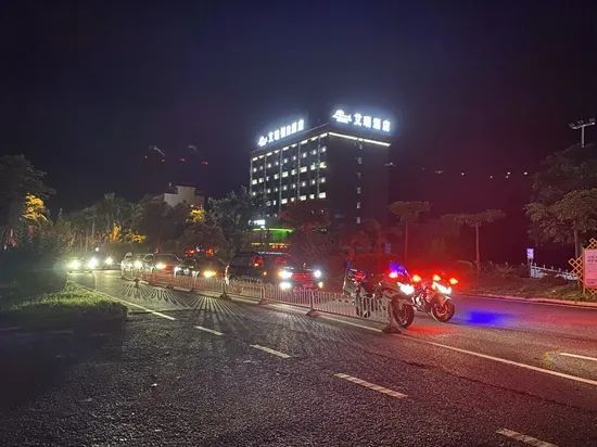 交警护送首批136名自驾游旅客返程（杨萍 摄）