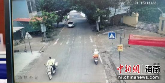 民警驾驶警用摩托车为孕妇乘坐车辆护送开通绿色通道。警方供图