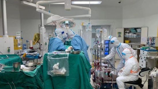  手术正在进行中。海南省人民医院供图
