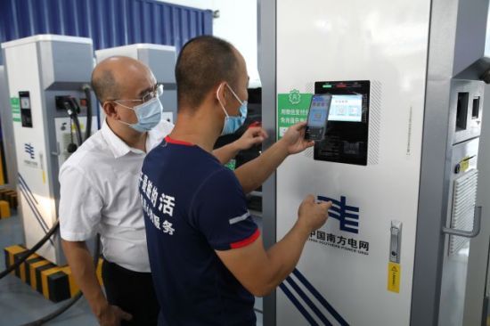 新能源汽车车主在海南省充换电一张网示范基地扫码充电。宋印官 摄