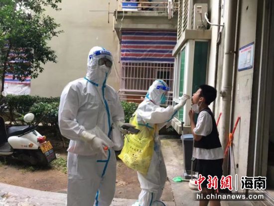 志愿者协助医护人员核酸采样。亓百星供图