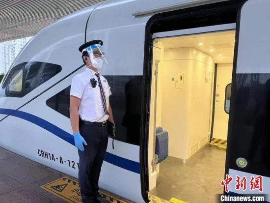 9月8日，海南环岛高铁C7370次列车长在三亚站立岗。　柏睿　摄