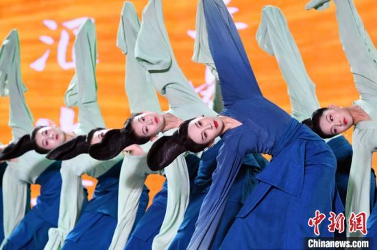 第十三届中国艺术节闭幕式演出舞蹈诗剧《只此青绿》――舞绘《千里江山图》选段。 中新社记者 韩冰 摄
