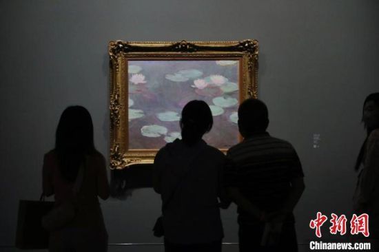 莫奈画作《粉色睡莲》亮相上海。　张亨伟　摄
