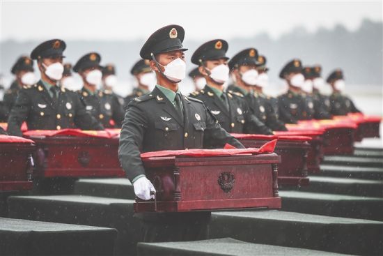 9月16日，在沈阳桃仙国际机场，礼兵将殓放志愿军烈士遗骸的棺椁从专机上护送至棺椁摆放区。