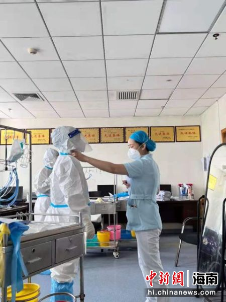 洪文妮护士长在培训穿脱防护服。图片来源：三亚中心医院