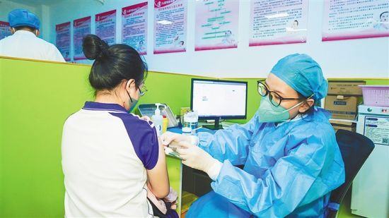 儋州市中学生在医院免费接种HPV疫苗。通讯员 牛伟 摄