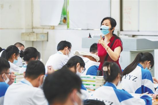 9月26日，在三亚市第一中学，学生们在教室上课。本报记者 武威 摄