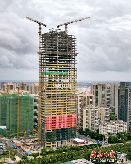 　9月27日，海南省海口市在建项目高度最高的全钢结构工程海口中交国际中心主楼封顶。