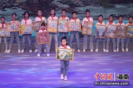 10月22日，在2022年预防儿童溺水安全教育进万家巾帼关爱行动总结汇报会上，孩子们展示主题绘画大赛中的部分优秀作品。