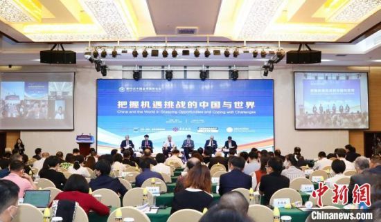 以“把握机遇挑战的中国与世界”为主题的第88次中国改革国际论坛29日在海口举办。　王子谦　摄