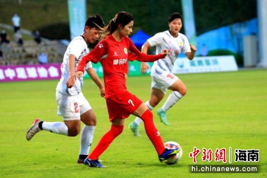 11月15日晚，2022年“海南·琼中杯”全国女子足球邀请赛在琼中女足训练基地落幕。图为海南琼中女足与天津圣德女足决赛现场。琼中女足管理中心供图