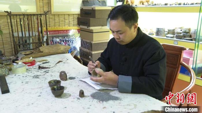 蒋继涛正在雕刻陶艺品。　巨野县委宣传部供图